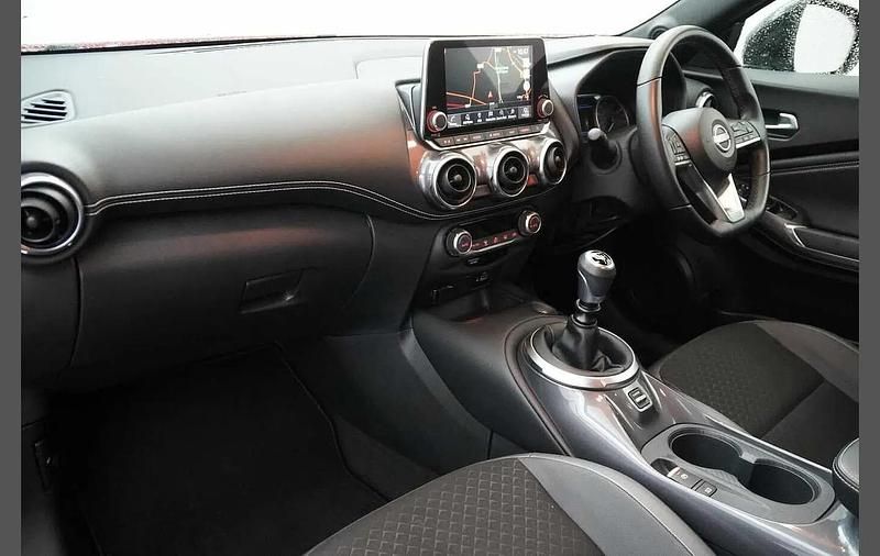 Used Nissan Juke N-Connecta 112 HP (82 kW) 2023 Red SUV