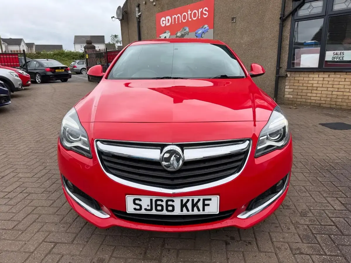 Used Vauxhall Insignia SRi 136 HP (100 kW) 2016 Red Hatchback