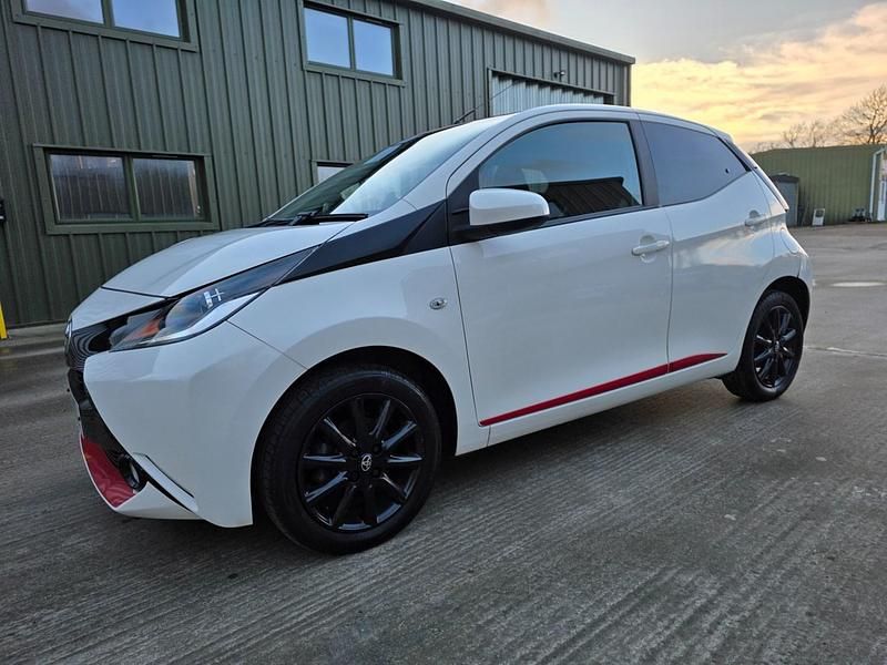 Used Toyota Aygo x-press 2018 White Hatchback