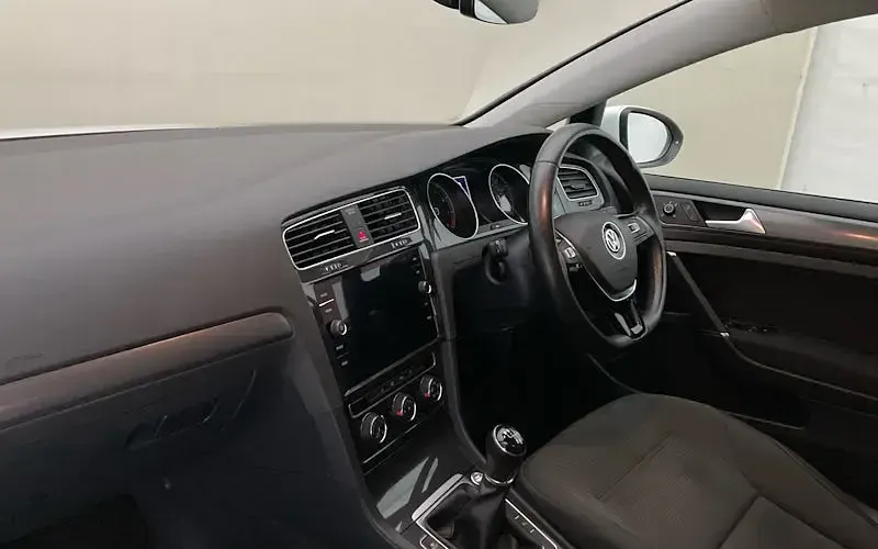 Used VW Golf VII SE 131 HP (96 kW) 2018 White Hatchback