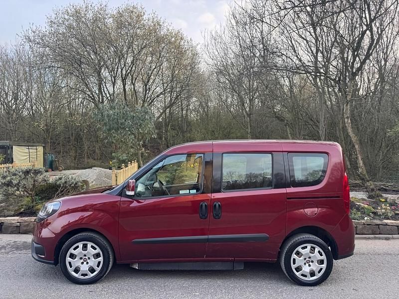 Begagnad Fiat Doblò Active 2019 Röd Minibuss