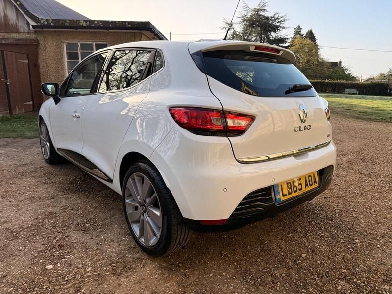 Used Renault Clio IV Dynamique 90 HP (66 kW) 2016 White Hatchback