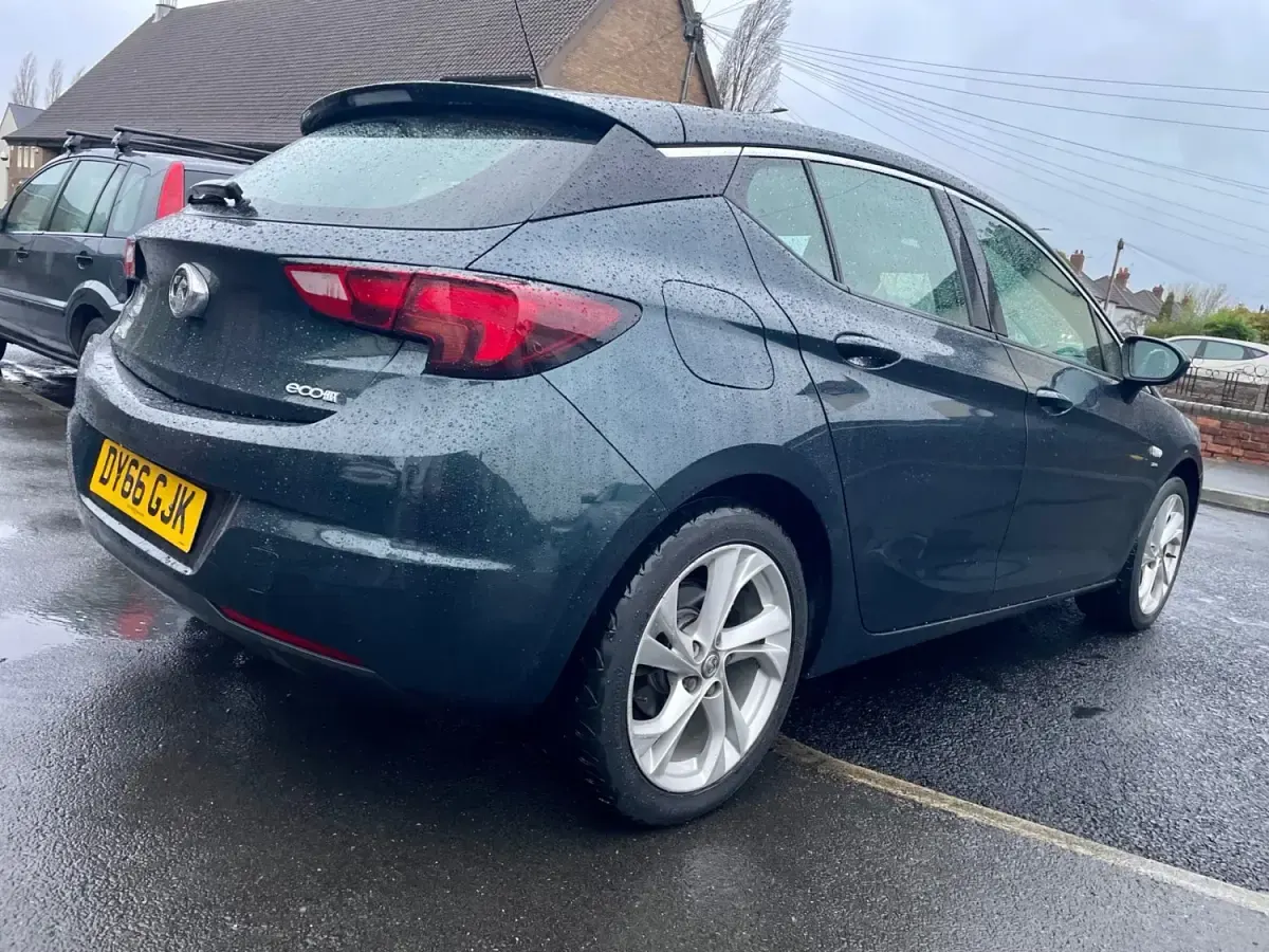 Gebraucht Vauxhall Astra SRi 105 PS (77 kW) 2016 Grün Kleinwagen