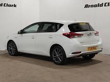 Used Toyota Auris Hybrid 136 HP (100 kW) 2018 White Hatchback