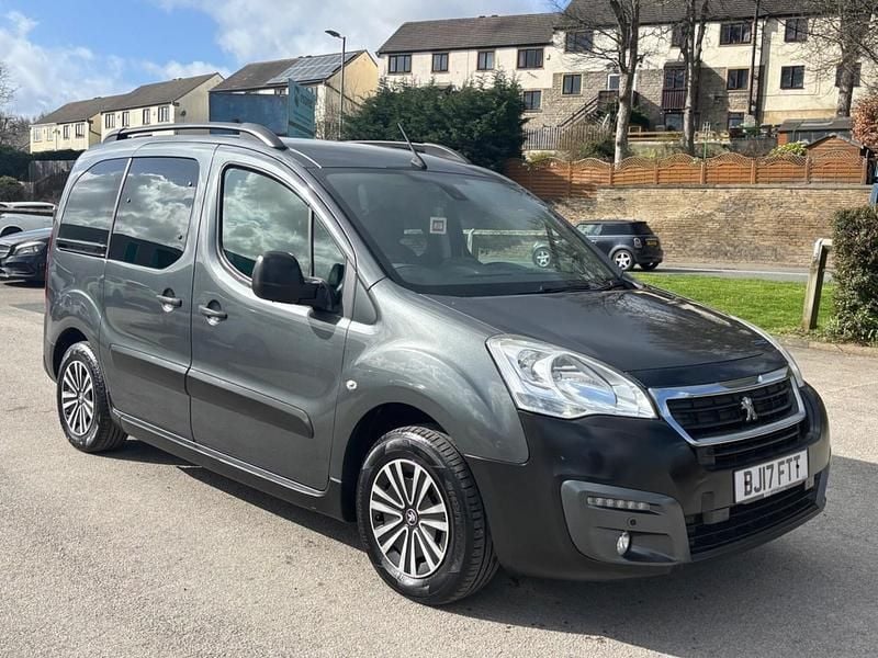 Used Peugeot TePee Outdoor 100 HP (73 kW) 2017 Grey MPV
