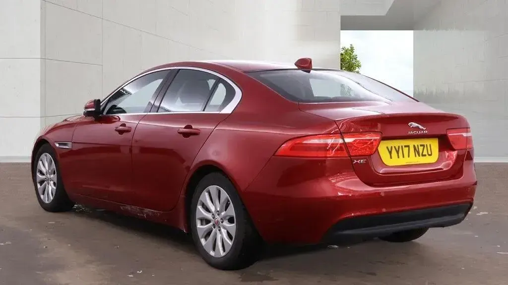 Używany Jaguar XE Prestige 2017 Czerwony Sedan/Limuzyna