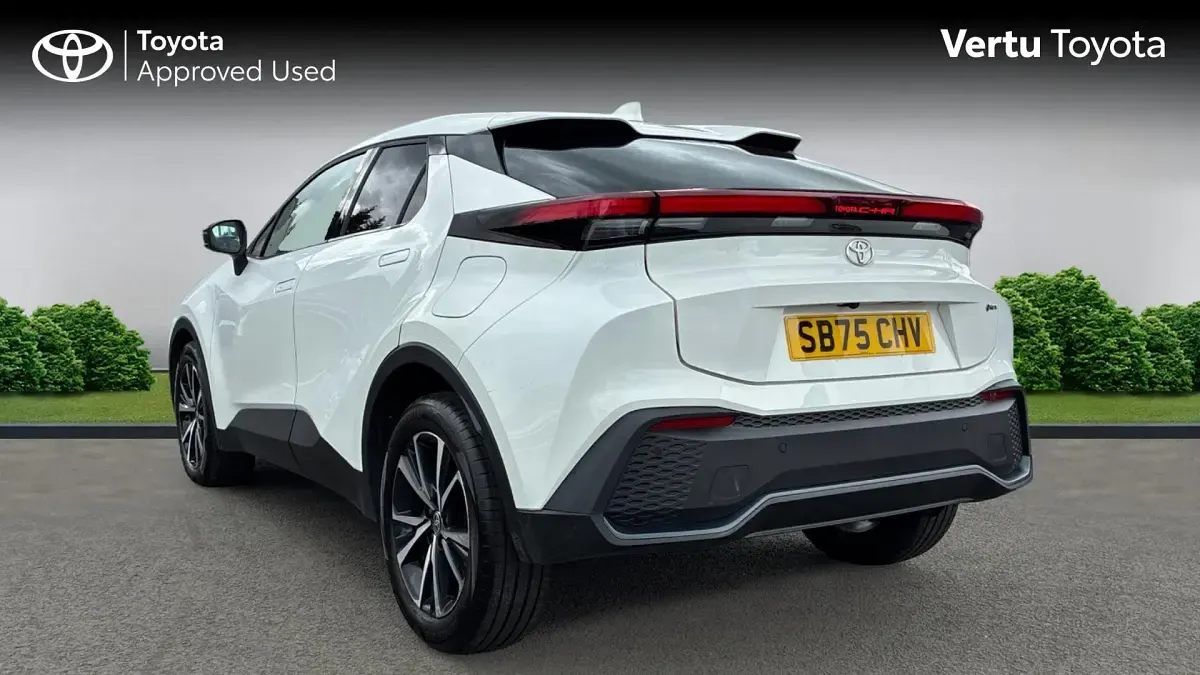 Used Toyota C-HR Design 140 HP (102 kW) 2025 Pure white (solid paint) SUV