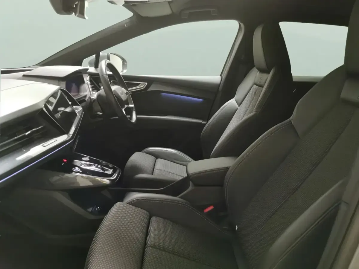 Usado Audi Q4 e-tron S-Line 125 kW (170 HP) 2023 Cinzento SUV