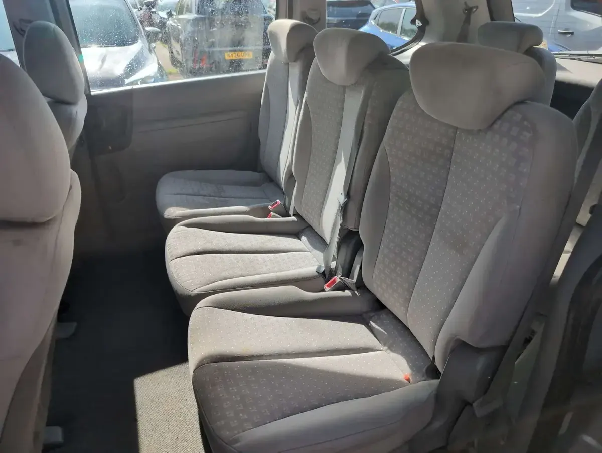 Used Kia Sedona 2010 Silver MPV