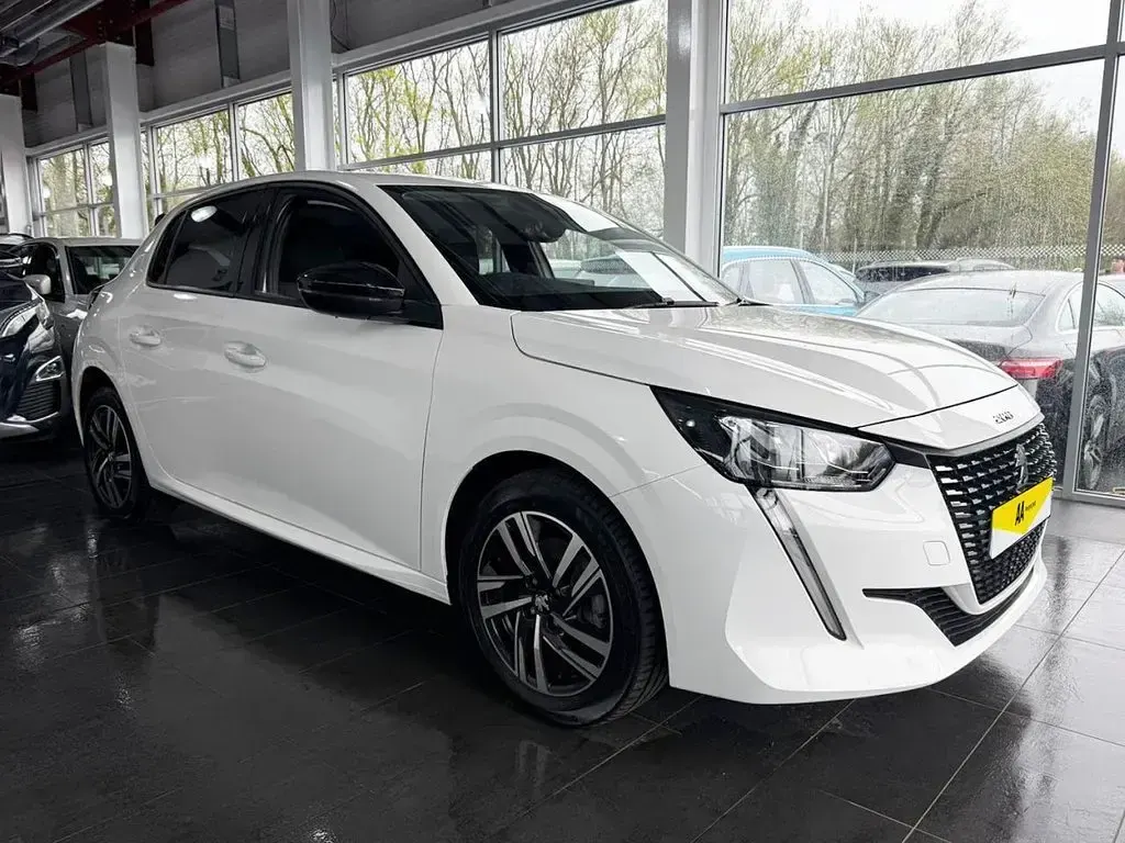 Used Peugeot 208 Allure+ 100 HP (73 kW) 2023 White Hatchback