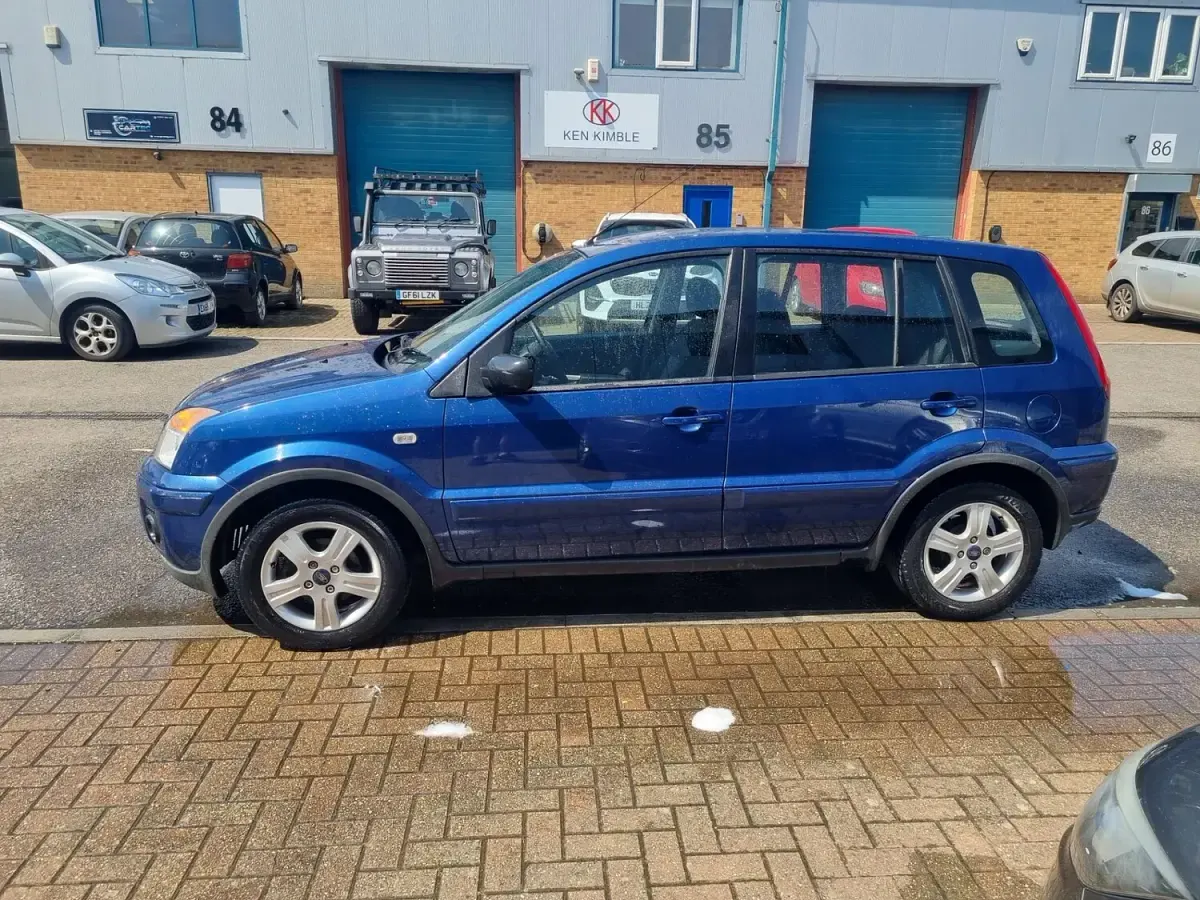 Used Ford Fusion Zetec 80 HP (58 kW) 2010 Blue Hatchback