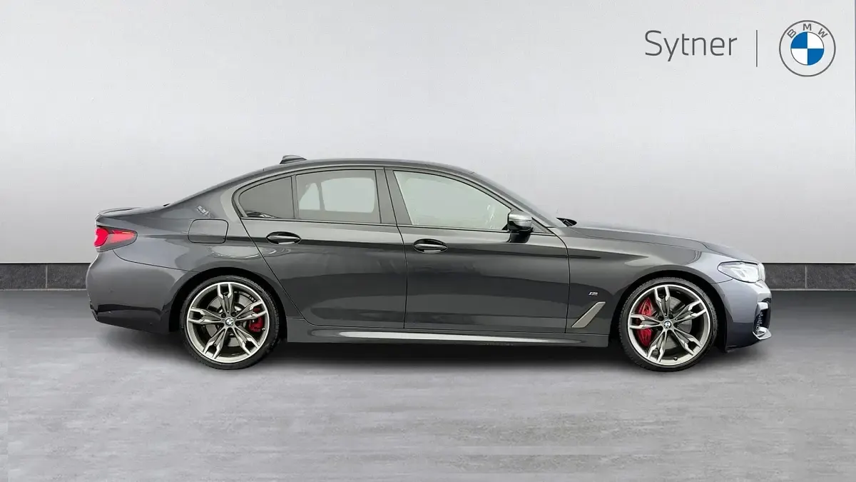 Usado BMW M550 M Sport 530 CV (389 kW) 2021 Gris Berlina