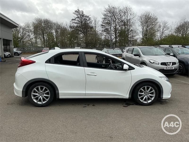 Used Honda Civic SE 100 HP (73 kW) 2012 White Hatchback
