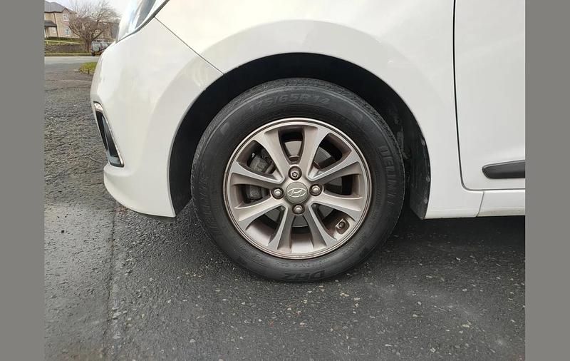 Used Hyundai i10 Premium 86 HP (63 kW) 2017 White Hatchback