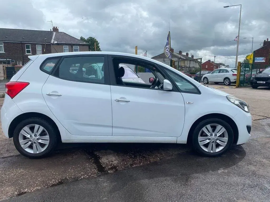 Used Hyundai ix20 Active 90 HP (66 kW) 2011 White Hatchback