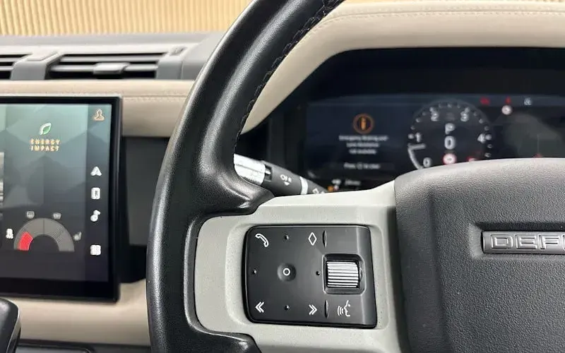 Used Land Rover Defender Dynamic 250 HP (183 kW) 2022 Silver SUV