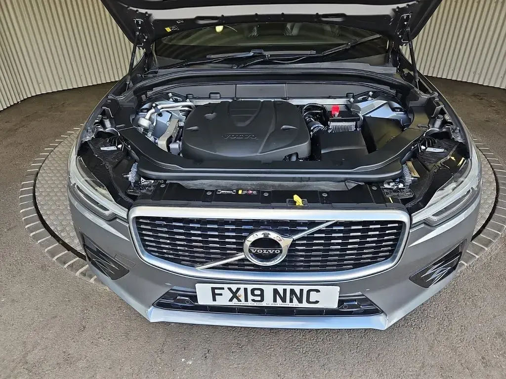 Used Volvo XC60 R-Design 190 HP (139 kW) 2019 Grey SUV