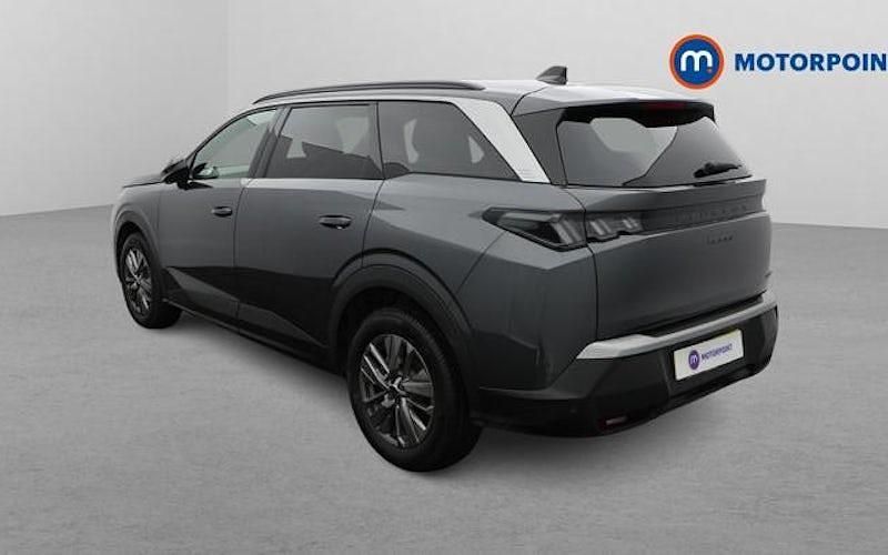 Usado Peugeot 5008 Allure 145 HP (106 kW) 2025 Cinzento SUV