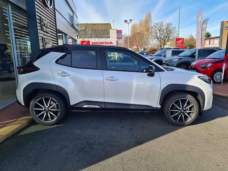 New Toyota Yaris Hybrid Sport 2025 Pearl white Estate