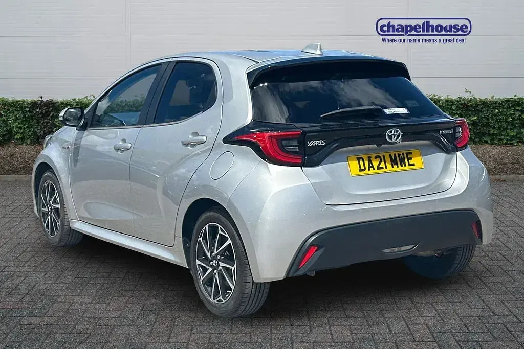 Used Toyota Yaris Design 91 HP (66 kW) 2021 Silver Hatchback