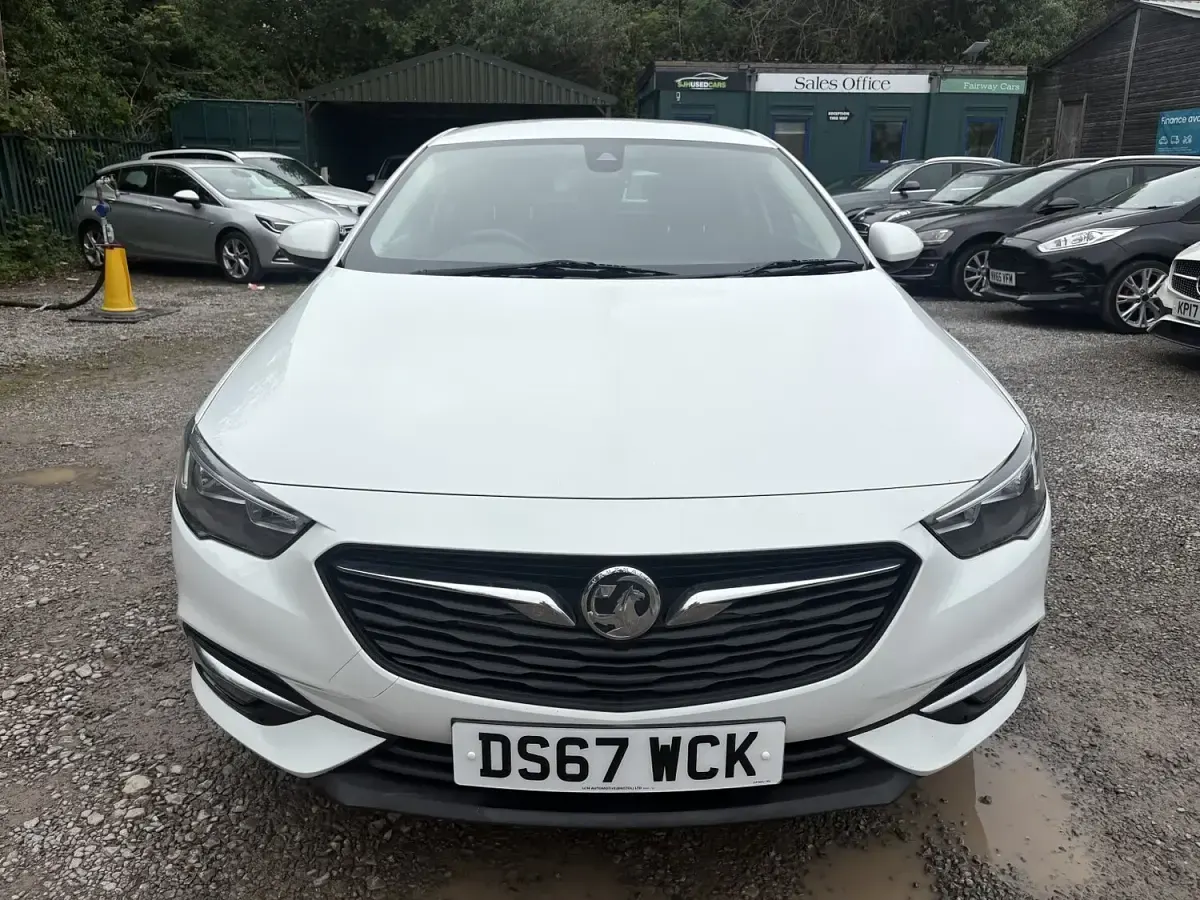 Used Vauxhall Insignia SRi 136 HP (100 kW) 2017 White Hatchback
