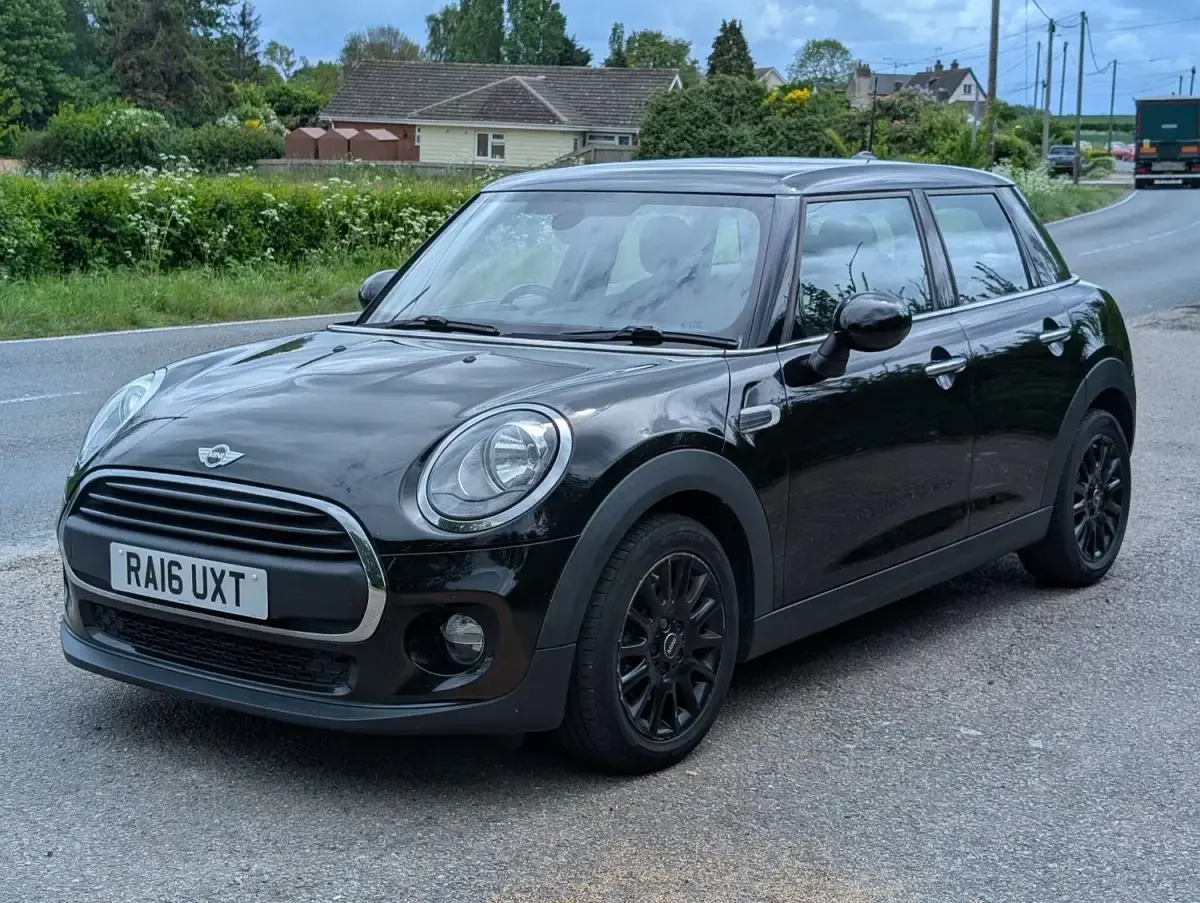 Usado Mini ONE Hatch 102 CV (75 kW) 2016 Negro Utilitario