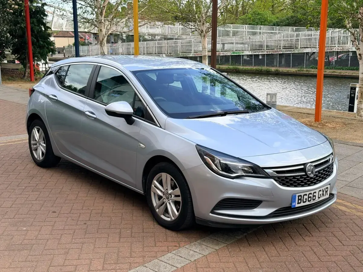 Usado Vauxhall Astra Design Edition 150 HP (110 kW) 2016 Prateado Citadino
