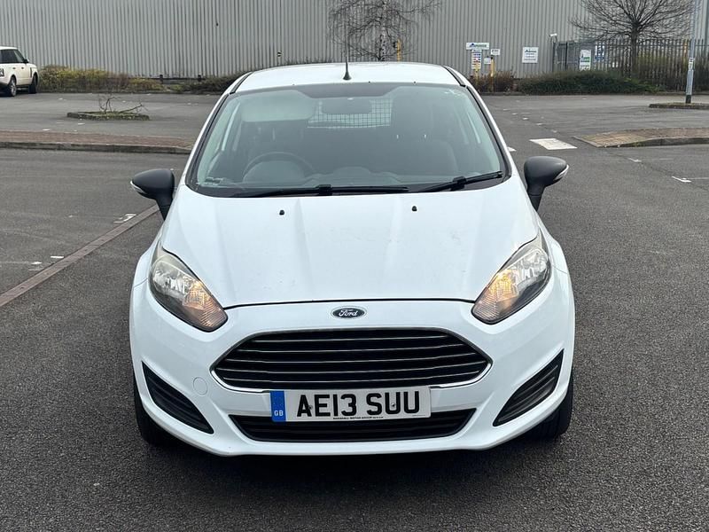 Used Ford Fiesta 75 HP (55 kW) 2013 White Hatchback