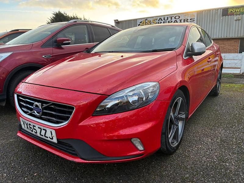 Used Volvo V40 R-Design 120 HP (88 kW) 2015 Red Hatchback