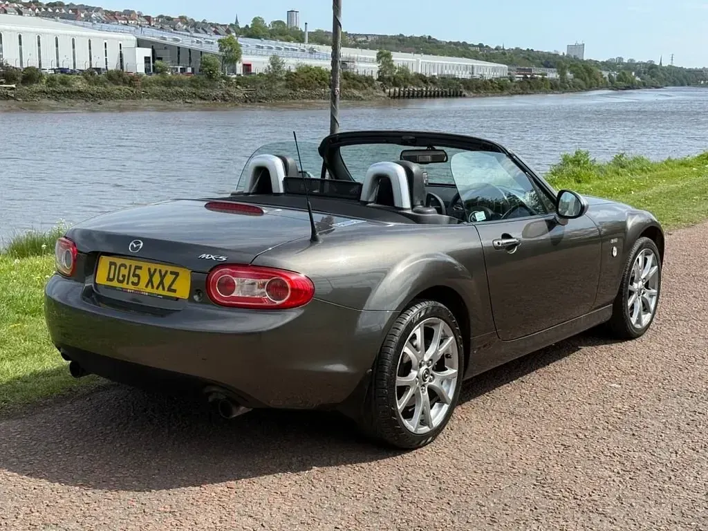 Usado Mazda MX5 Edition 126 HP (92 kW) 2015 Cinzento Cabrios