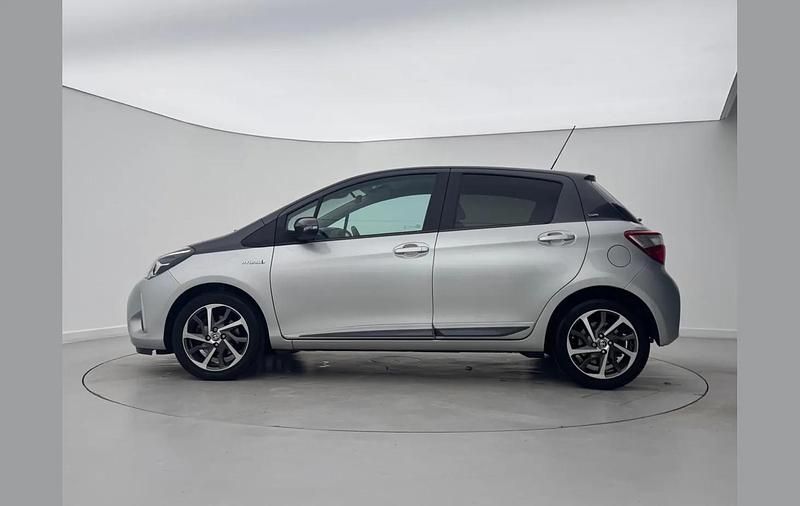 Used Toyota Yaris Hybrid 99 HP (72 kW) 2020 Silver Hatchback