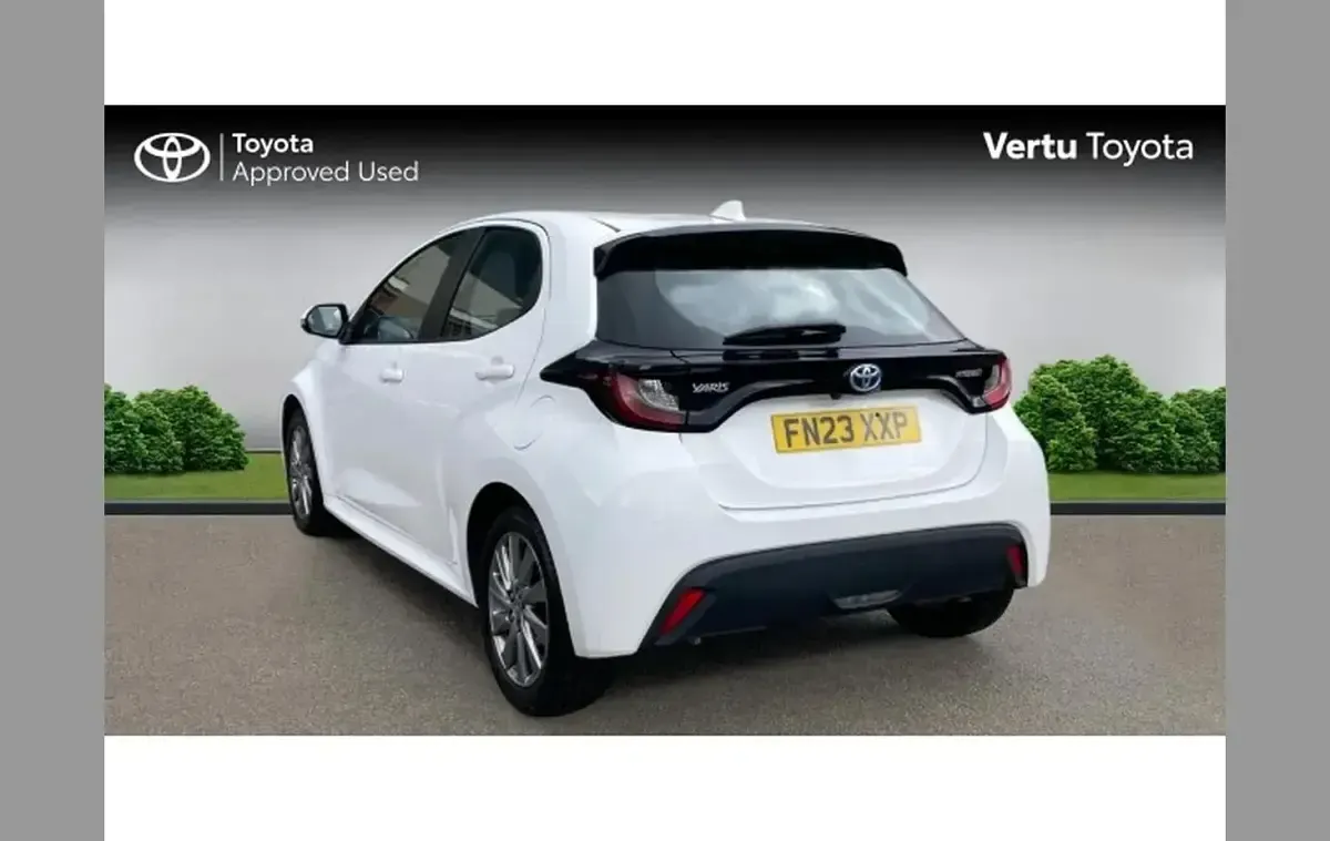 Used Toyota Yaris 113 HP (83 kW) 2023 White Hatchback