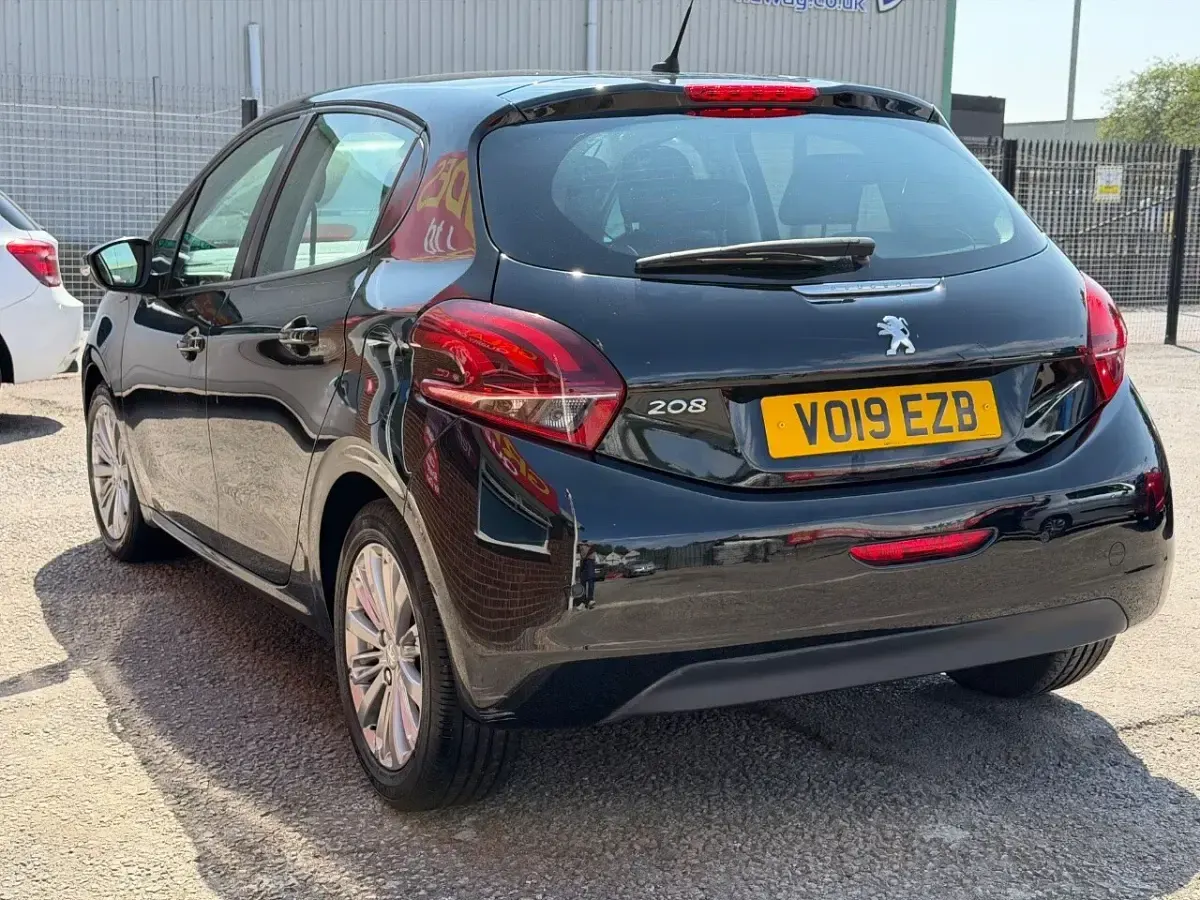 Used Peugeot 208 Signature Sky 82 HP (60 kW) 2019 Black Hatchback