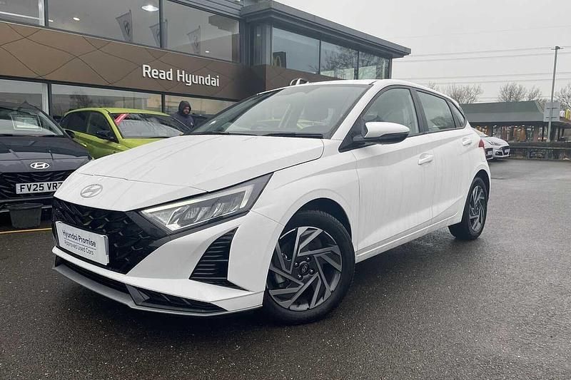 New Hyundai i20 Advanced 100 HP (73 kW) 2025 White Hatchback