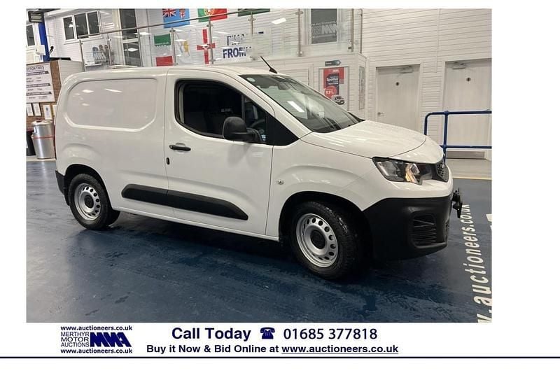 Used Peugeot Partner 75 HP (55 kW) 2019 White MPV
