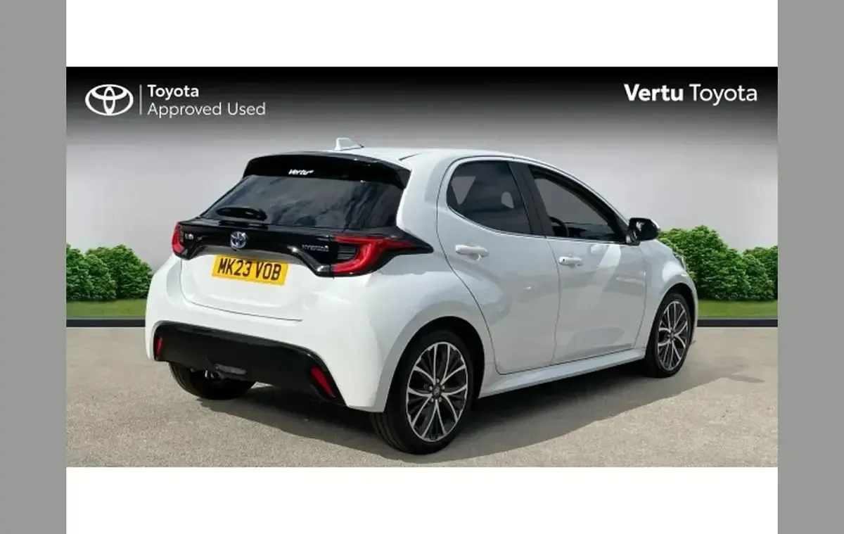 Used Toyota Yaris 113 HP (83 kW) 2023 White Hatchback