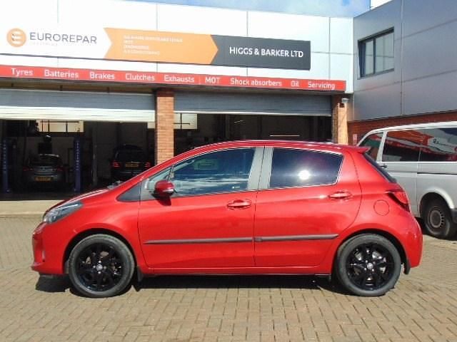 Used Toyota Yaris Design 99 HP (72 kW) 2016 Red Hatchback