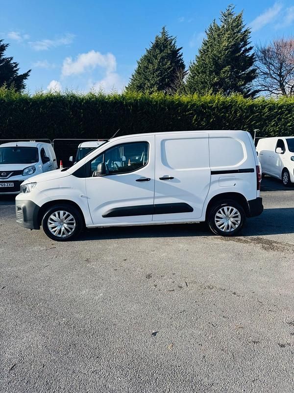 Used Peugeot Partner 131 HP (96 kW) 2021 White MPV