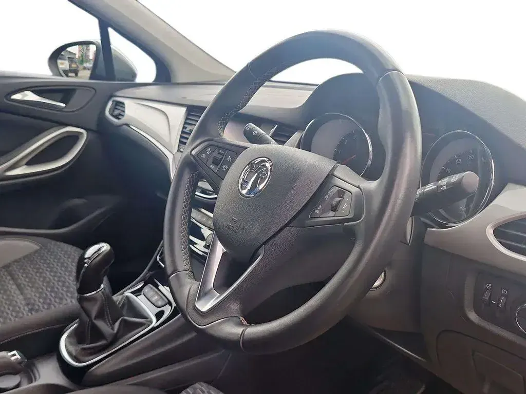 Używany Vauxhall Astra SRi 108 KM (79 kW) 2020 Szary Hatchback