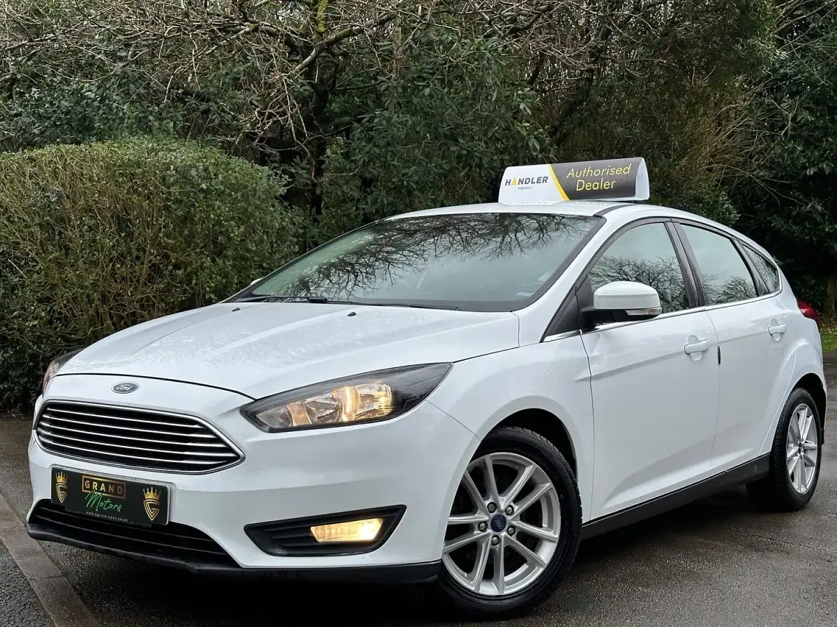 Used Ford Focus Zetec 120 HP (88 kW) 2016 White Hatchback