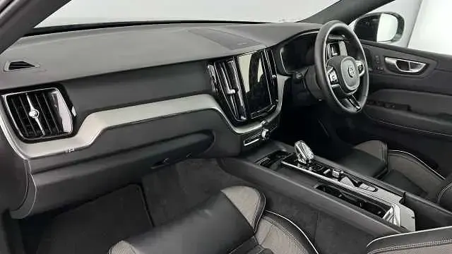 Usado Volvo XC60 Plus 197 HP (144 kW) 2023 Cinzento SUV