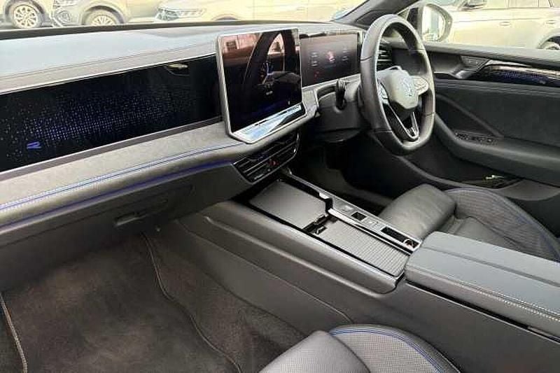 Used VW Passat R-line 204 HP (150 kW) 2025 White Estate