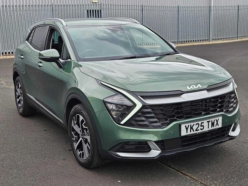 Green Used 2025 Kia Sportage 2 SUV | £29,490 (Good price) - Image 1/4