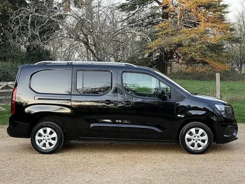 Second-hand Vauxhall Combo 130 CP (95 kW) 2023 Negru Monovolum