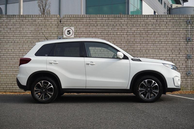 Second-hand Suzuki Vitara SZ5 2022 Alb SUV