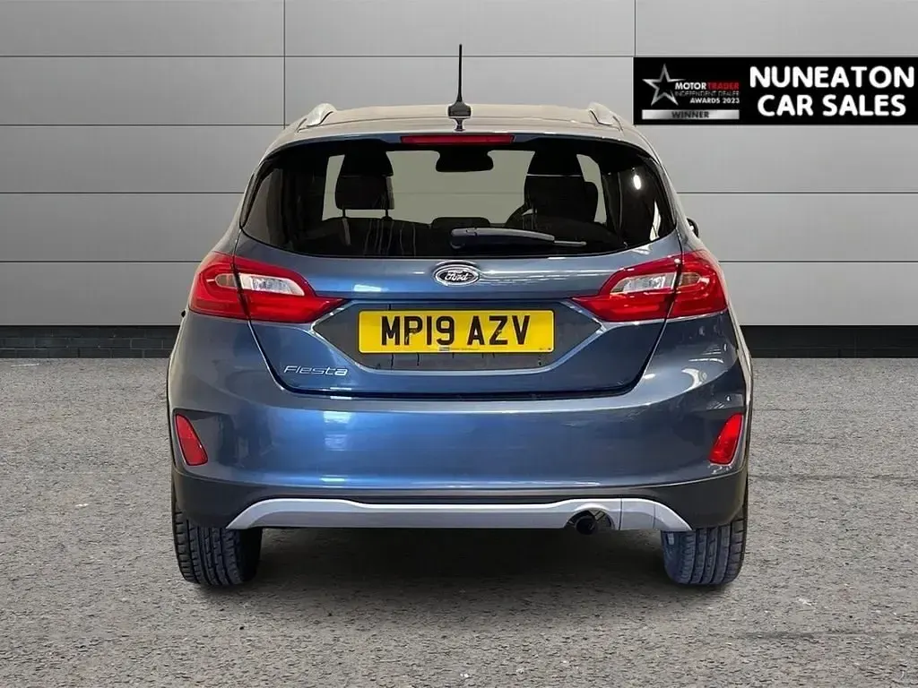 Usado Ford Fiesta Active 100 CV (73 kW) 2019 Azul Utilitario