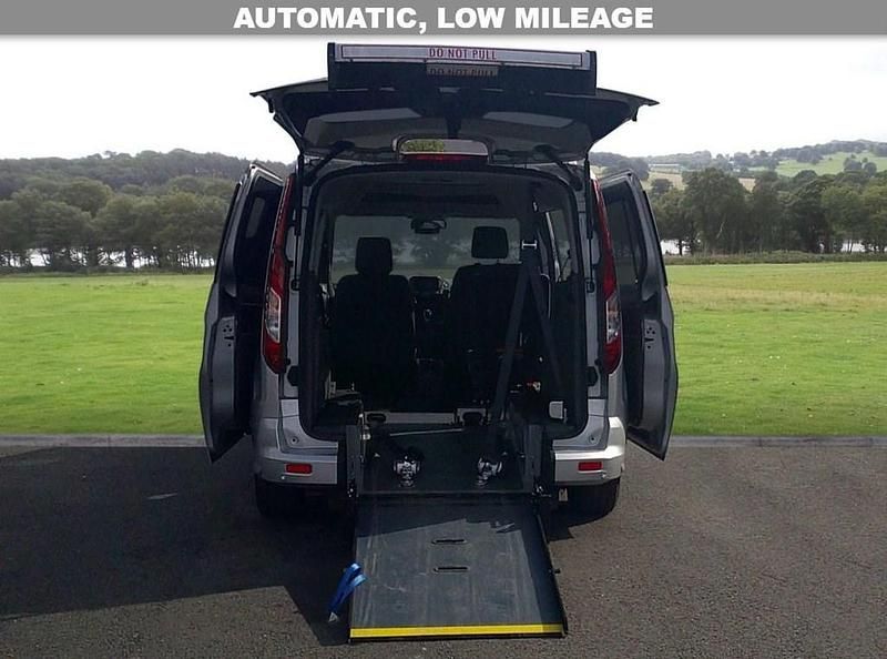 Used Ford Tourneo Titanium 120 HP (88 kW) 2021 Silver MPV