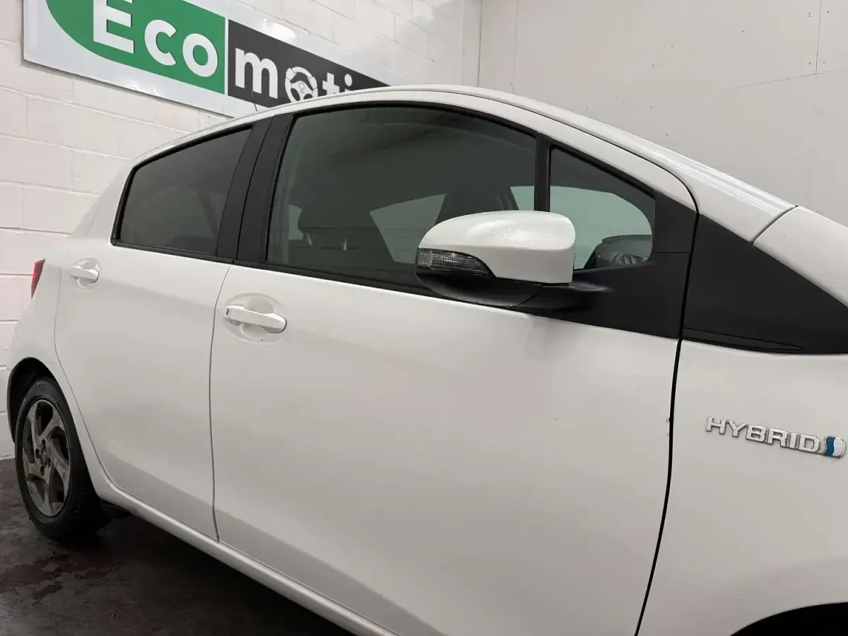 Used Toyota Yaris 100 HP (73 kW) 2017 White Hatchback