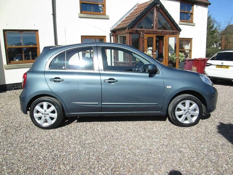 Begagnad Nissan Micra Acenta 2011 Silver Halvkombi