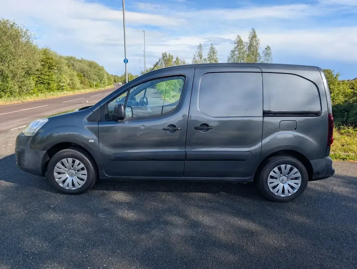Begagnad Citroën Berlingo 75 HK (55 kW) 2017 Grå Minibuss